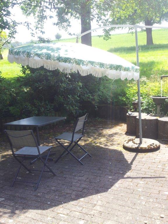 Sonnenschirm mit Betonsockel