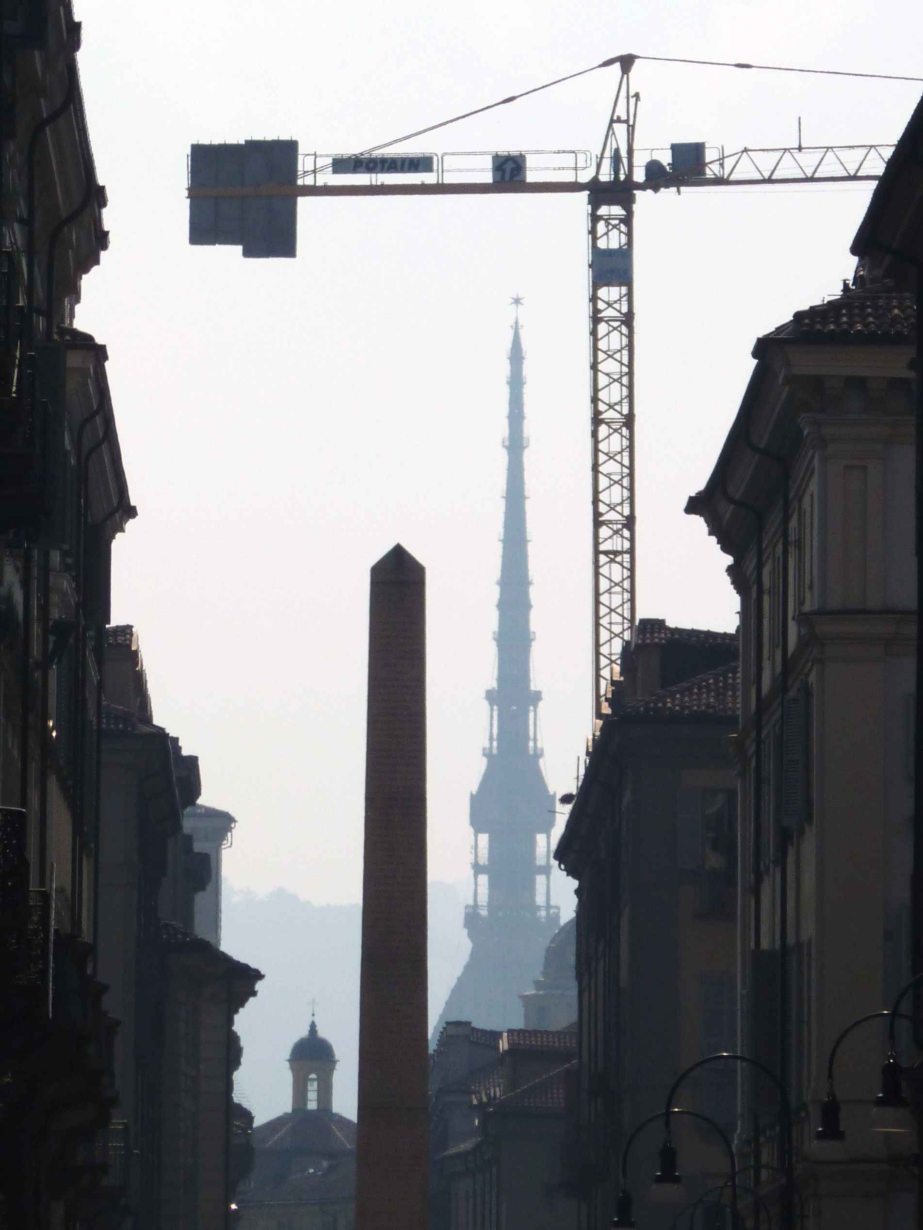 Das Ensemble aus Kirchturm, Stele, Baukran und Turmspitze fand ich schön und habe es 2010 in Turin morgens fotografiert.
